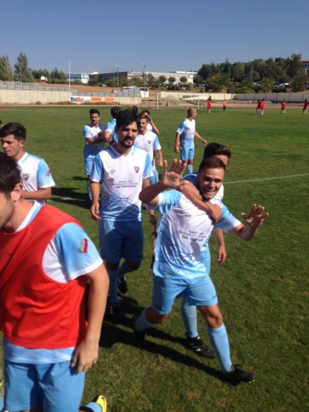 Paquito celebra un tanto en el último partido en casa ante el Villanueva del Rosario. c.d. ronda
/