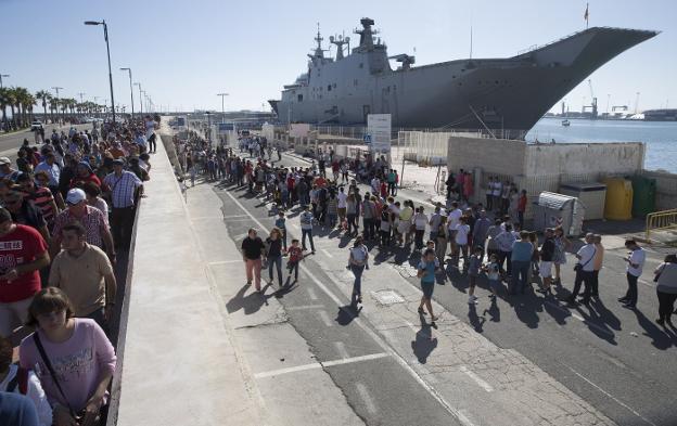 La cola se extendía a lo largo del paseo junto al dique de Levante. /Ñito Salas