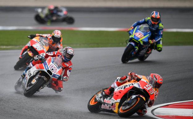 Márquez, por delante de Dovizioso, en el GP de Malasia. /Afp