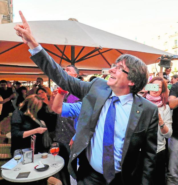 Puigdemont, el sábado en Girona tras comer en un restaurante. :: Rafael Marchante / reuters/