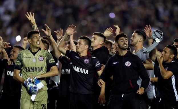 Los jugadores de Lanús celebran el pase a la final de la Libertadores. /Reuters