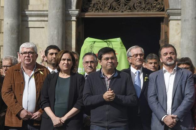 La alcaldesa de Barcelona, Ada Colau, ayer, en la concentración convocada en apoyo de los dirigentes de la Generalitat cesados. :: LLUIS GENE / AFP/