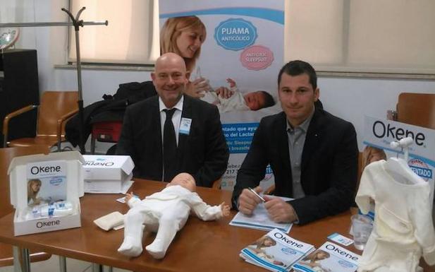 José Antonio Arrabal y Alejandro García, en una feria de muestras en Sevilla con el producto. /Sur