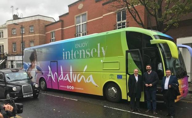 Antonio Muñoz, Javier Fernández y Diego Ramos, delante del autobús promocional de Andalucía que recorre todo Londres. /F. Lorenzo