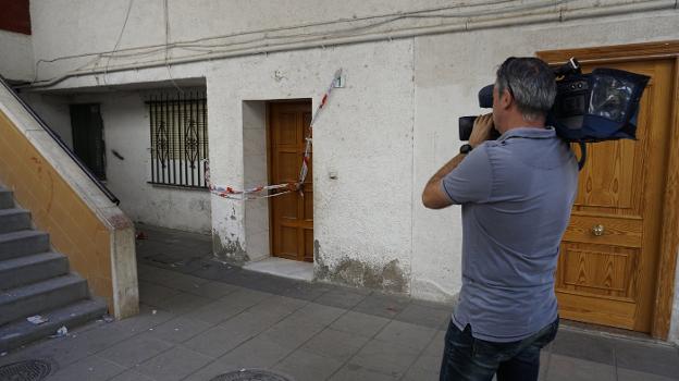 Vivienda en la que fue degollada la mujer en Almería capital. /Carlos Barba/ EFE