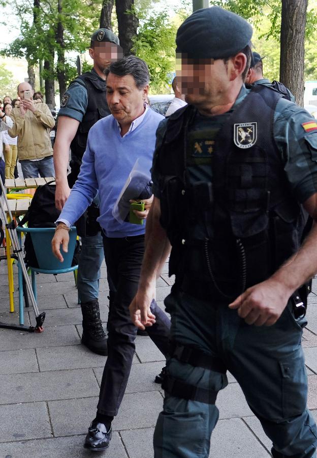 González, durante el registro de su despacho en abril. :: j. r. ladra/