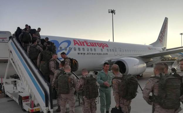Despedida en el aeropuerto de Málaga, ayer./SUR