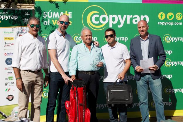 Ganadores y organizadores, tras el torneo. :: sur
/