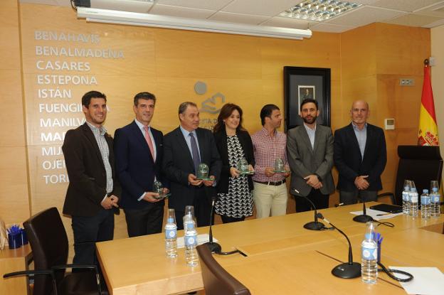 Los premiados, con responsables de la Mancomunidad. lanza
/JOSELE-