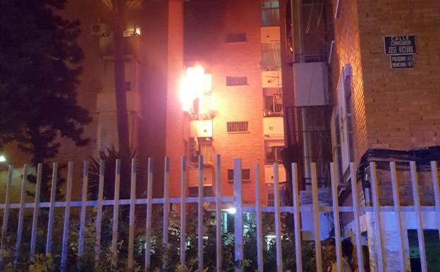 Las llamas salen de la vivienda afectada./SUR