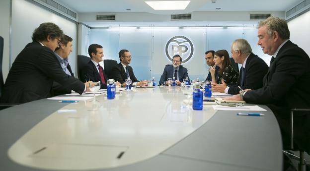 Mariano Rajoy, ayer, durante la reunión con la cúpula nacional del PP. :: t. Mohamed/