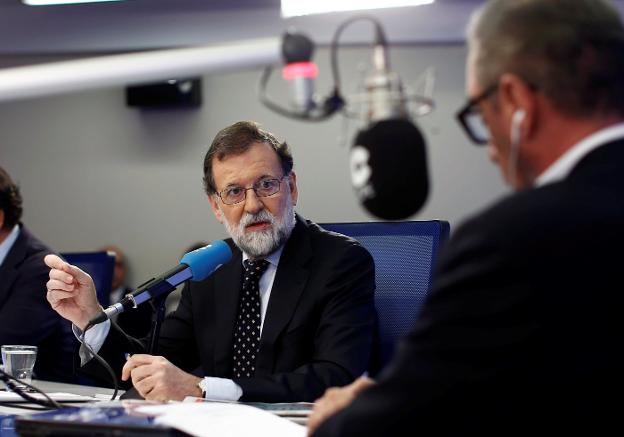 Mariano Rajoy, durante la entrevista de ayer en la cadena Cope. :: efe/