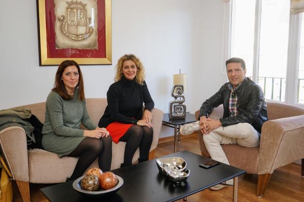 La diputada Marina Bravo, con Rosa Arrabal y Óscar Medina. :: e. c./