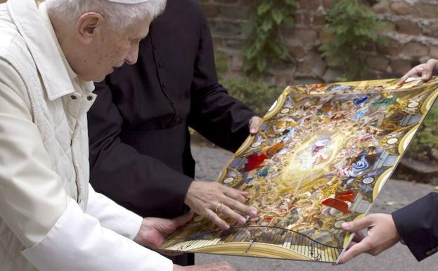 El Papa Benedicto XVI contempla la reproducción del techo del oratorio de la Hermandad de las Penas en 2015. /SUR