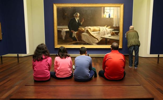 Visitantes ante una de las joyas del Museo de Málaga, '¡Y tenía corazón...!, de Enrique Simonet/Salvador Salas