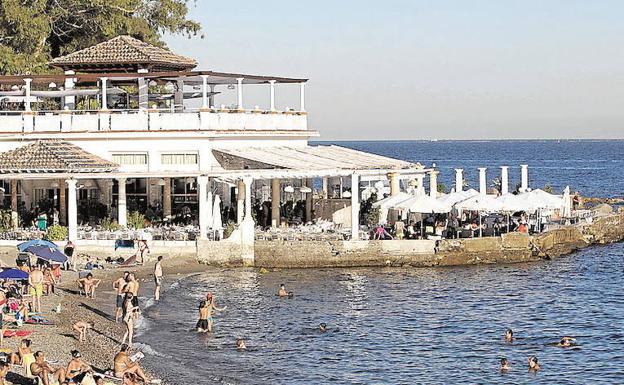 Imagen de archivo de bañistas en verano en la playa y terraza de los Baños del Carmen. /SUR