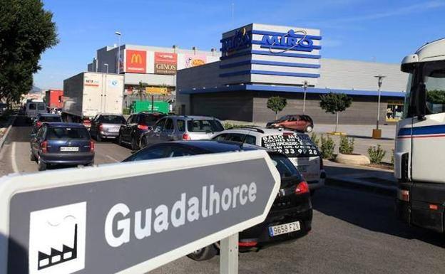 Vial de entrada al polígono Guadalhorce y al Parque Comercial Málaga Nostrum./