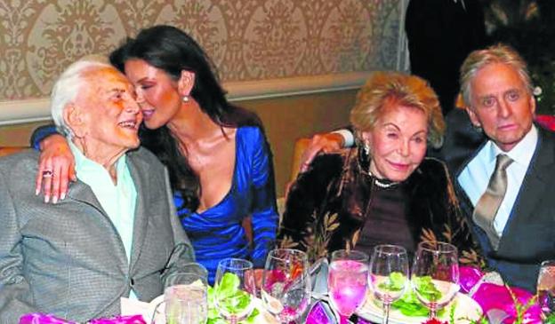 Kirk Douglas, C. Zeta-Jones, Anne Buydens y M. Douglas. :: gtres/