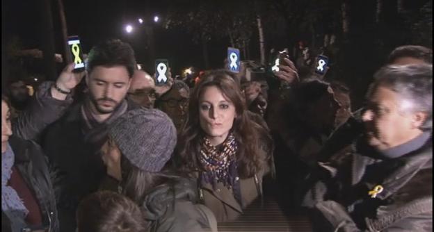 Levy, ayer, perseguida por un grupo de independentistas. :: r. c./