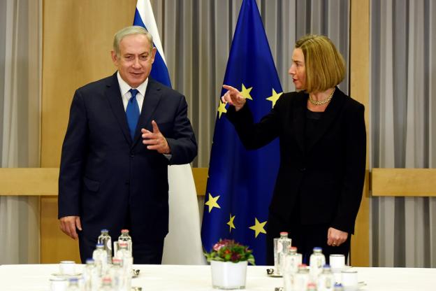 Netanyahu, junto a Mogherini, en la comparecencia conjunta del primer ministro israelí y la jefa de la diplomacia europea. :: eric vidal / efe
/