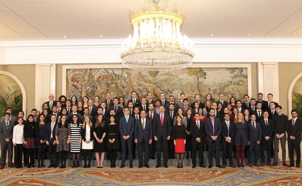 Felipe VI e Ignacio Galán, presidente de Iberdrola. posan en Zarzuela junto a los becados./