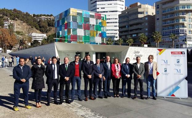 Mérida, Pérez de Siles, Ortega, Barón, Guillén, Maldonado, Moreno, De la Torre, González, Vilanova, Bendodo y Sánchez posan ayer en la puerta del Centre Pompidou./Álvaro Cabrera
