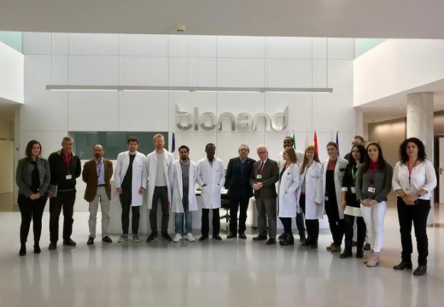 Narváez, junto a los investigadores en la sede de Bionand. :: crónica/