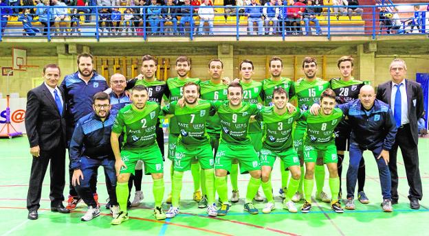 Componentes del equipo del UMA Antequera, que cuenta con 14 jugadores de los que 11 están estudiando en la Universidad. :: crónica/