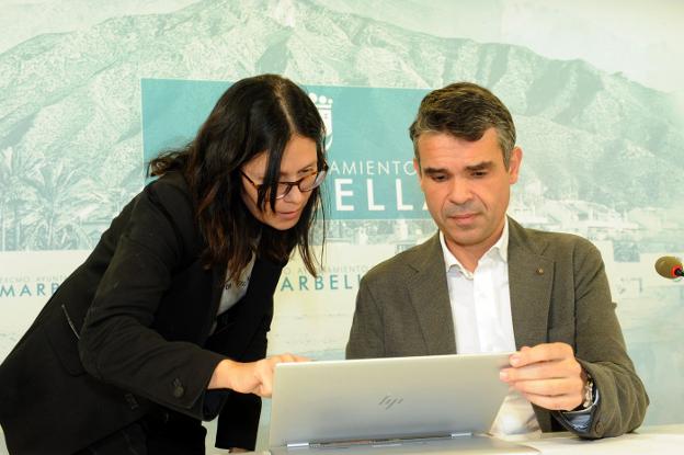 José Bernal consulta unos datos junto a Isabel Pérez, ayer, antes de la rueda de prensa ./Josele-Lanza -