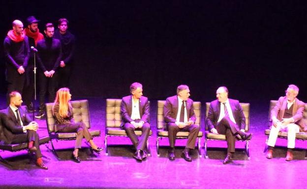 Banderas y Cobos, en el centro, durante la presentación en el auditorio Edgar Neville. /Fernando González