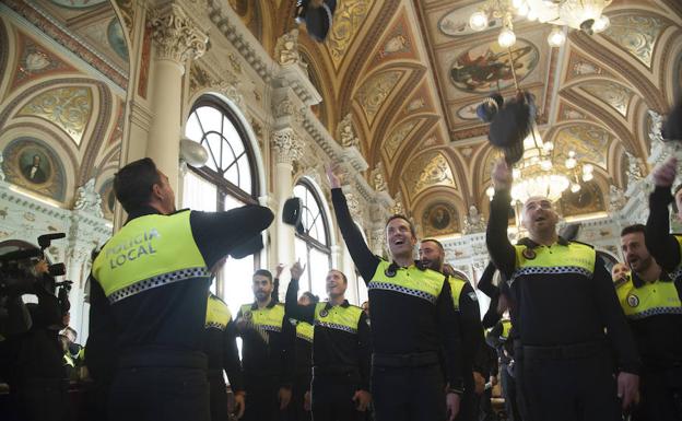 La XIII promoción de la Policía Local de Málaga y la interna de agentes ascendidos en 2017 toman posesión