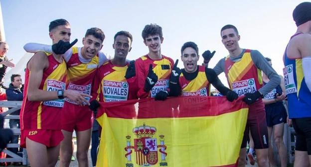 Oumaiz, el primero por la izquierda, con el resto del equipo español de cross en categoría sub-20. :: sur
/
