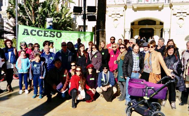 Padres y profesores del colegio La Biznaga se concentran en el Ayuntamiento de Málaga para pedir accesos seguros al colegio
