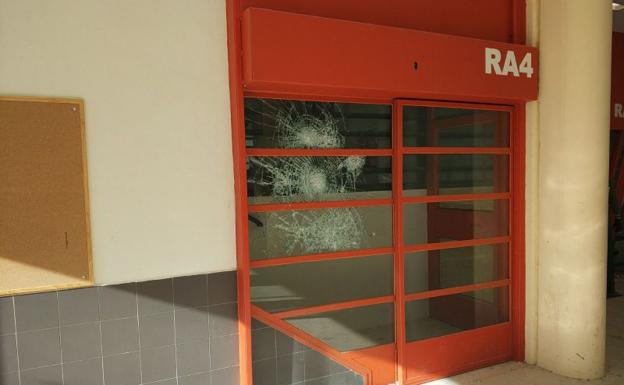 Una de las puertas del centro con los cristales rotos.