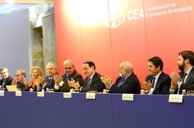 González de Lara, primero por la derecha, en la junta de ayer. :: sur/