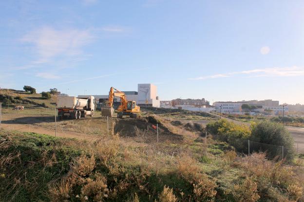 Las máquinas ya trabajan en la zona donde se construirá el futuro estadio de atletismo. /Charo Márquez