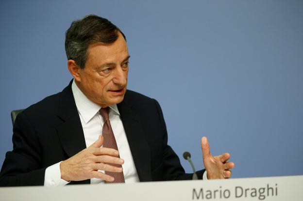 El presidente del BC, Mario Dragui, en la rueda de prensa celebrada ayer en Fráncfort. :: reuters/