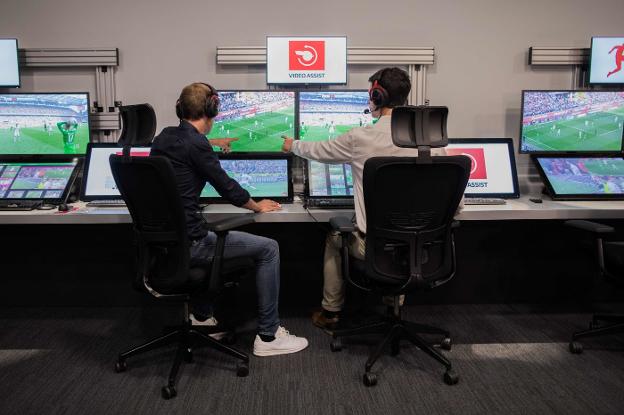 Una cabina de videoarbitraje. :: afp/