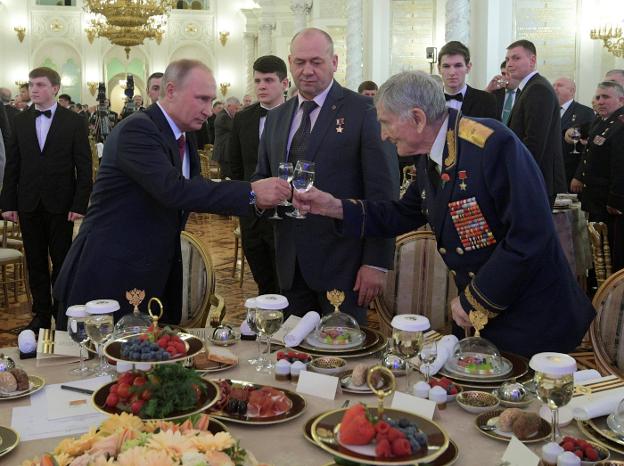 Homenaje. Putin brinda en el Kremlin con un veterano de la II Guerra Mundial en el Día de los Héroes de la Patria. :: Alexéi Druzhinin / REUTERS /