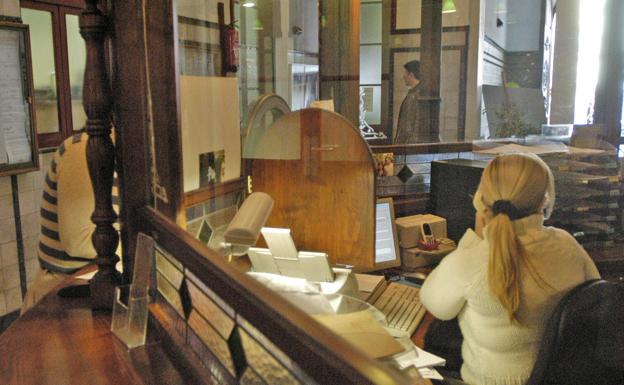 Imagen de archivo de funcionarios públicos. /SUR
