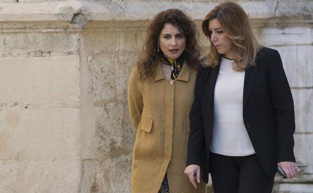 María Jesús Montero y la presidenta de la Junta, Susana Díaz./EFE