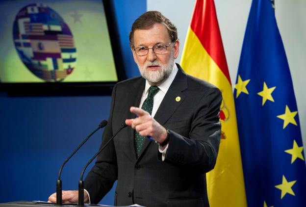 Rajoy responde ayer a las preguntas de los periodistas en Bruselas. :: Horst Wagner / efe/