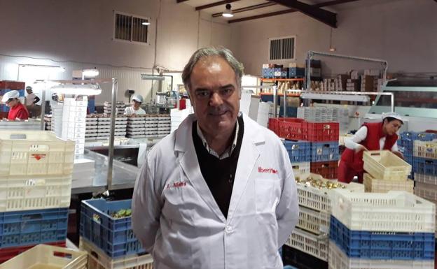 Daniel Nieto, en el área de embalajes de la fábrica de Santa Amalia. /