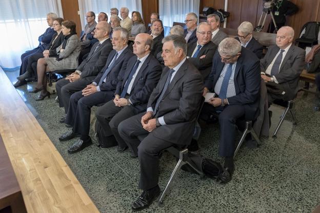 Chaves y Griñán, sentados en el juicio. :: julio muñoz. efe/