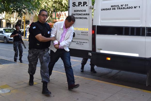 Fernández llegando a los juzgados. :: MAXIMILIANO HUYENA/DIARIO DE CUYO/