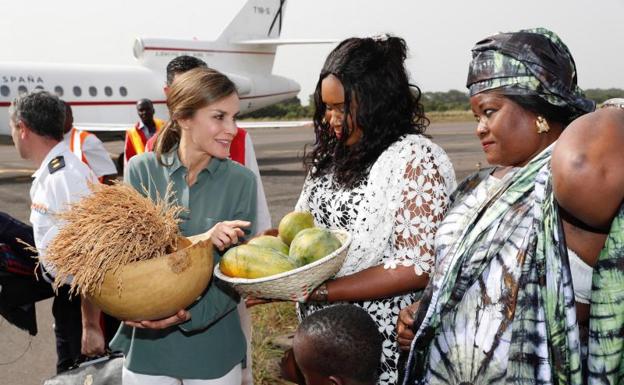 La reina Letizia, a su llegada a Ziguinchor, donde acudió a la presentación del programa que la Agencia Española de Cooperación Internacional de Desarrollo impulsa junto a la Facultad de Medicina de la ciudad./Efe