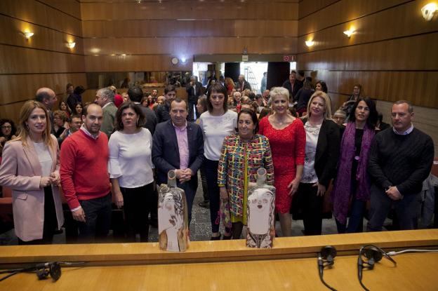 Flor de Torres, Irma Soriano y familiares de Carmen Olmedo, junto a miembros del PSOE. :: álvaro cabrera/