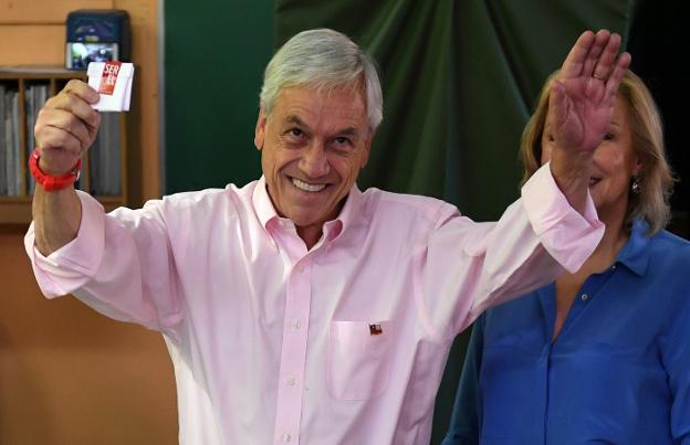 Sebastián Piñera vota en los comicios de ayer. :: AFP/