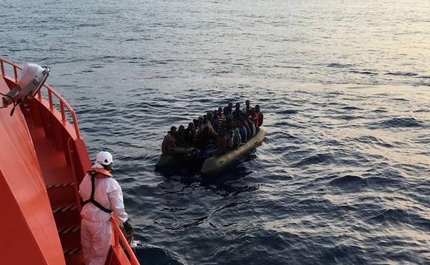Imagen de la patera rescatada./SUR