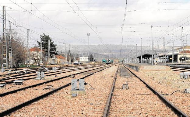 Vías del tren en Bobadilla, que es uno de los principales ejes ferroviario de Andalucía y clave para la futura interconexión con Algeciras. /Sur